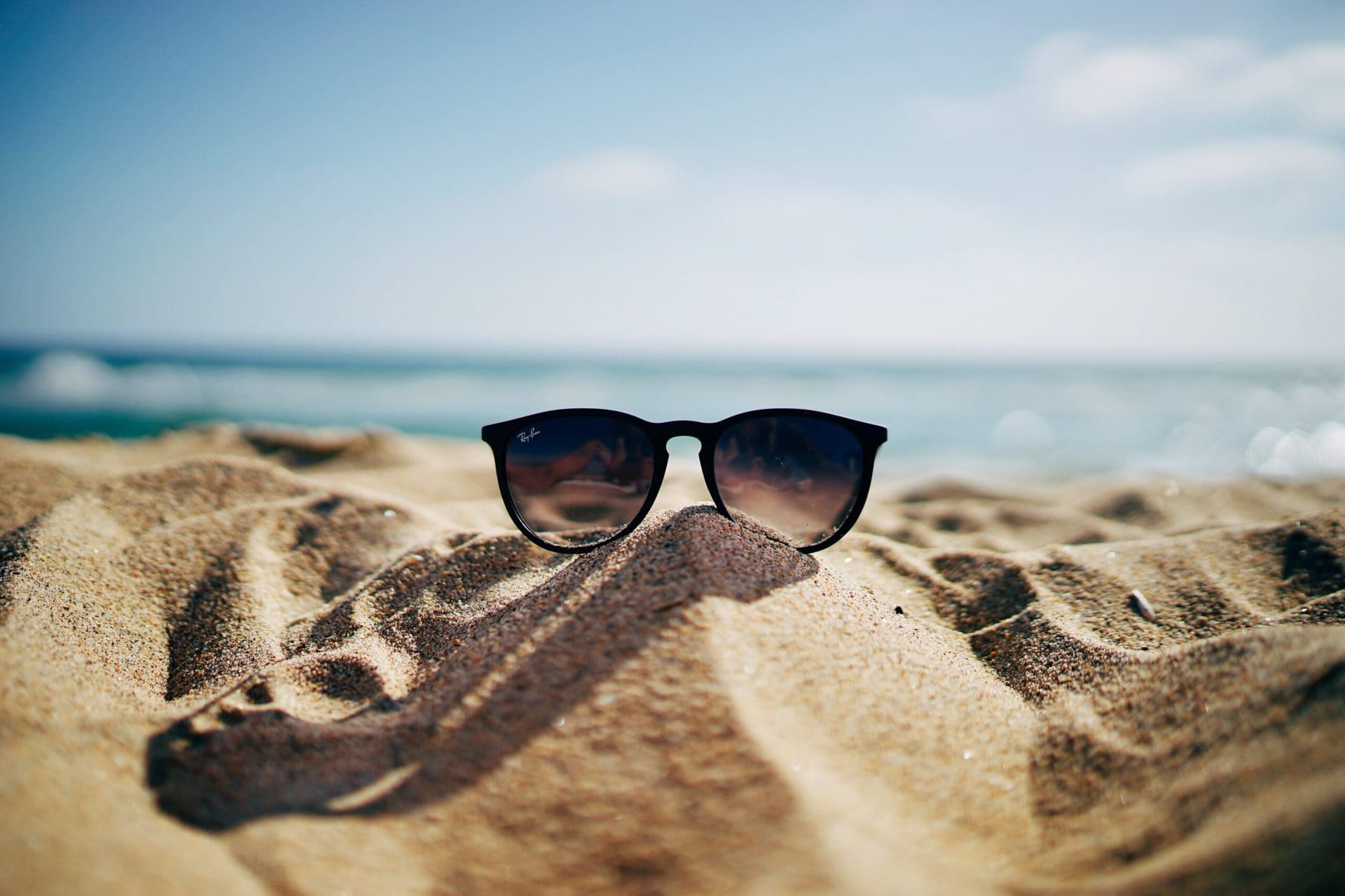 Sonnenbrillen auf Sand